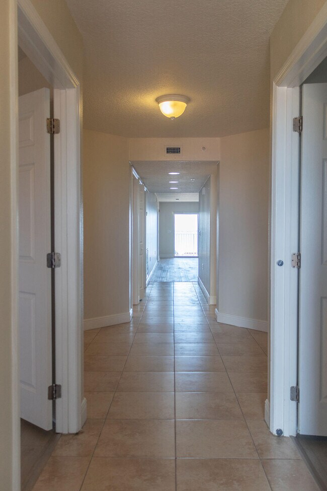 Building Photo - 561 Casa Bella Dr