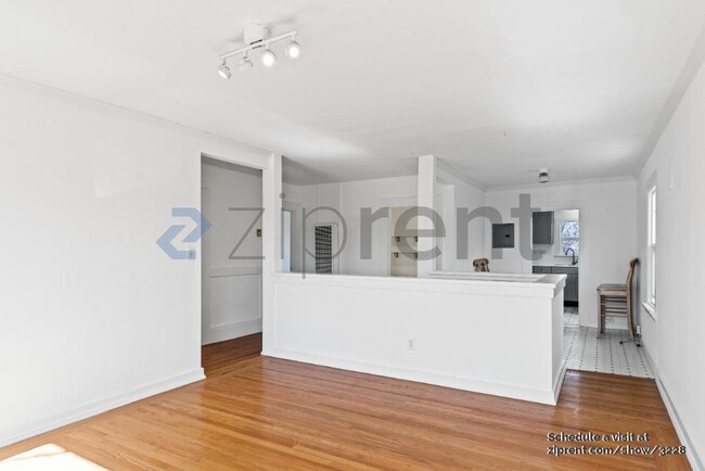 Building Photo - 928 60th St