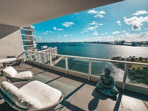 Building Photo - 2020 N Bayshore Dr