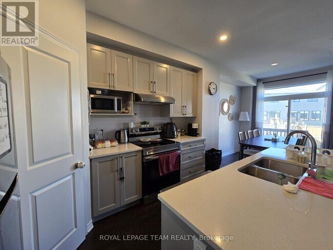 Building Photo - 514 Sonmarg Cres