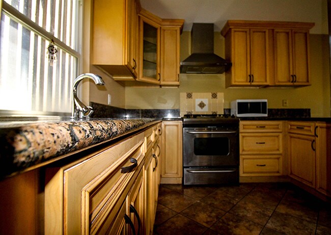 Building Photo - 2 Bed/2Bath