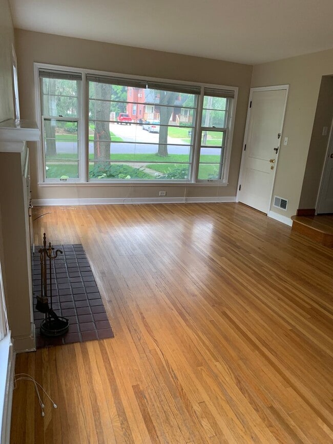 Building Photo - 842 7th Ave SW