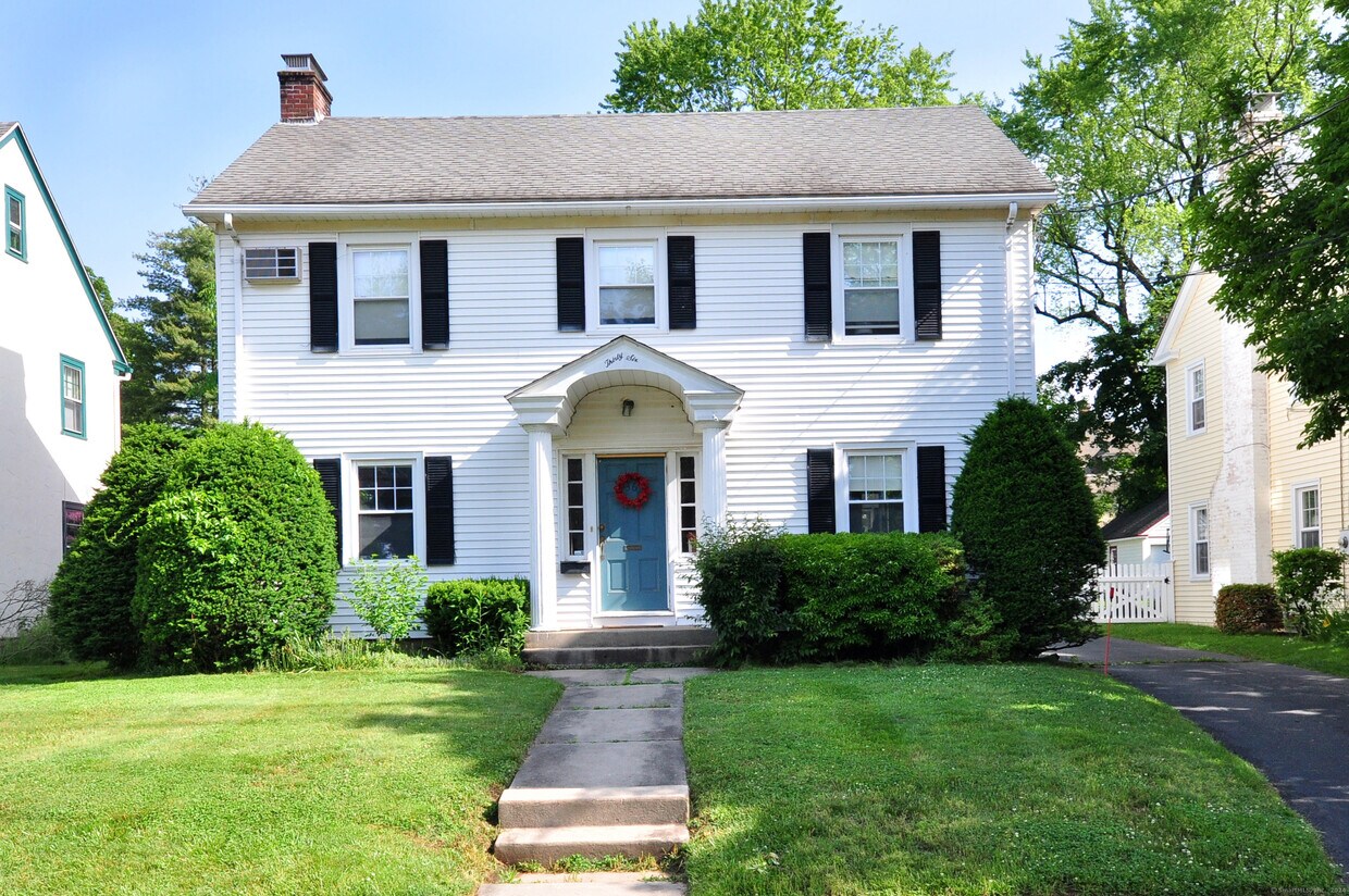Primary Photo - 36 Meadowbrook Rd