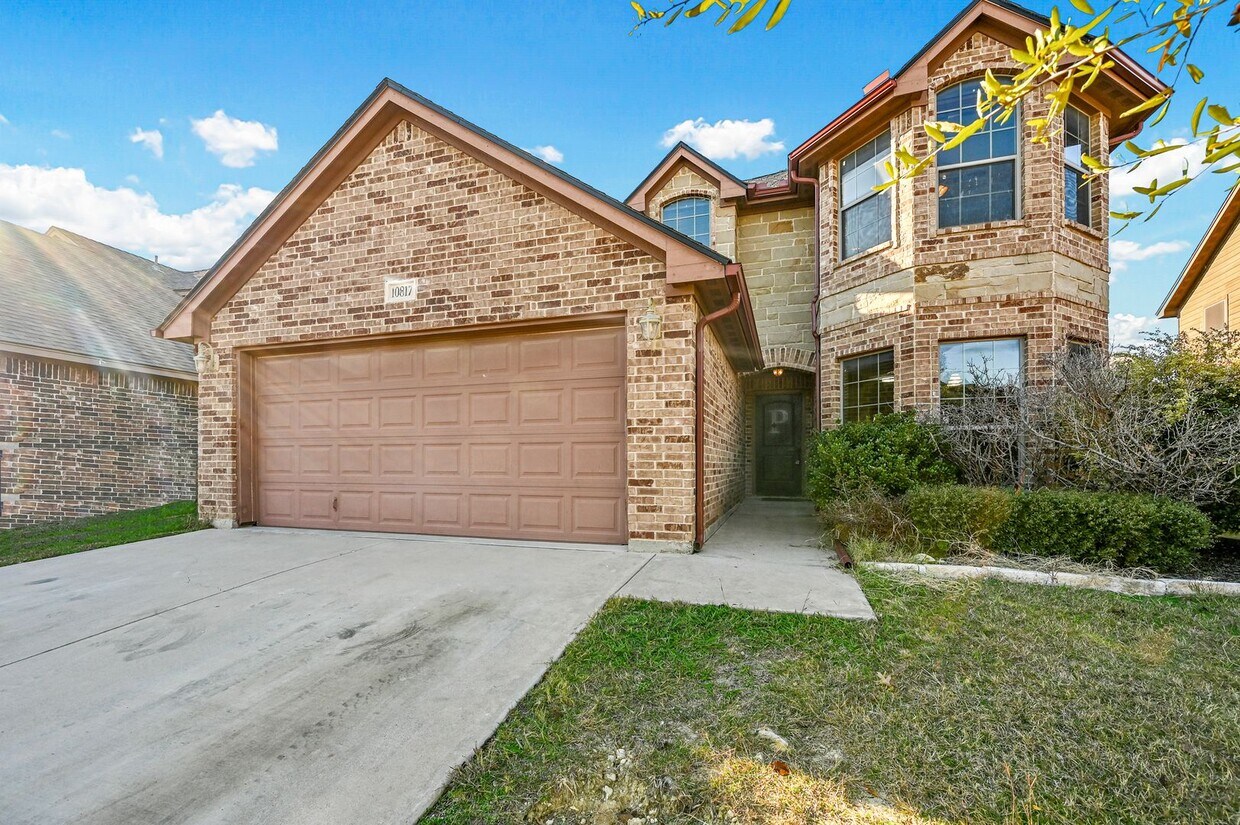 Primary Photo - Beautifully Updated 4 bedroom 2.5 bath in ...