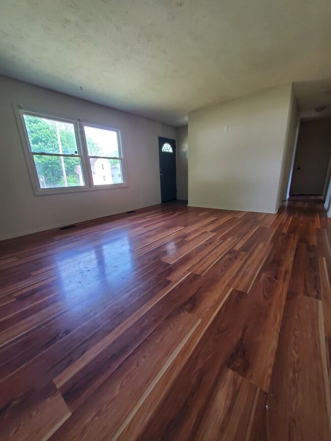 Building Photo - Spacious Four Bedroom Two Bath Home in Ben...