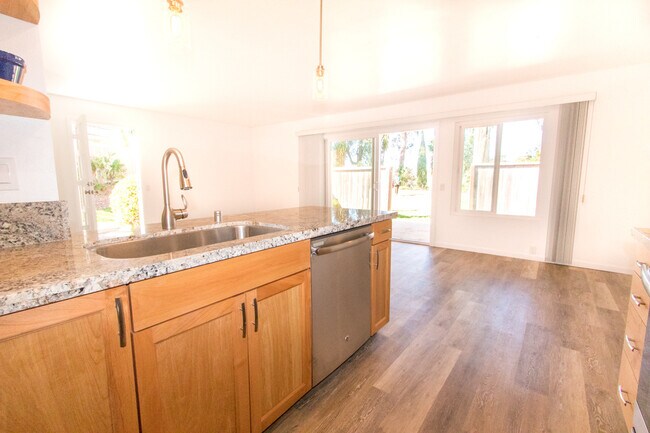 Foto del edificio - Elegantly Upgraded 2 Bed/1 Bath Condo in U...