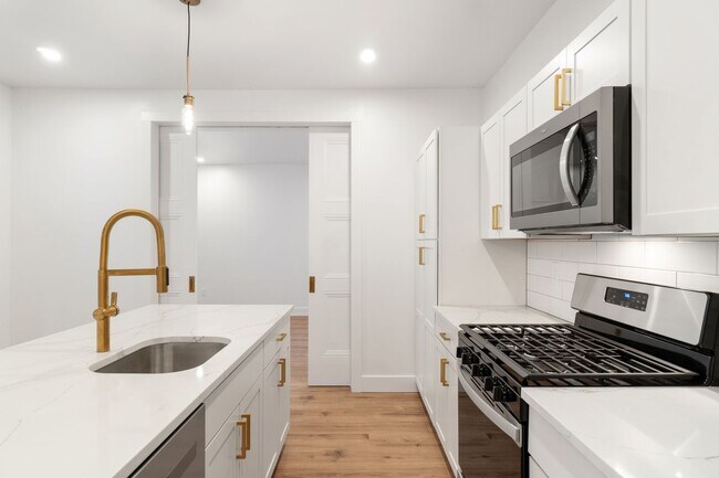 Foto del edificio - Beautifully renovated 4 bed, 2.5 bath, loc...
