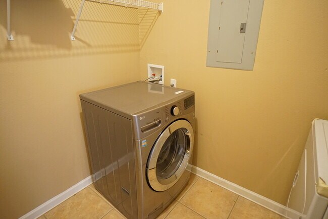 Foto del edificio - 2-Bed, 2-Bath, Condo with Garage in The Villas Condominiums