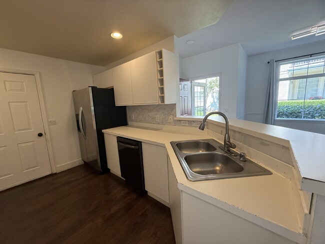 Building Photo - The Lakes @ Kent Community Condo Unit Avai...
