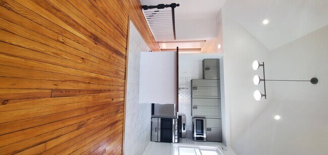 Building Photo - 527 E 40th St