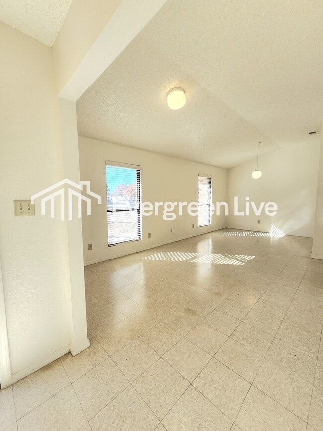 Building Photo - 2102 Santa Clara Ct