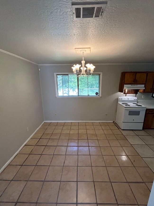 Building Photo - Moss Point 3 Bedroom