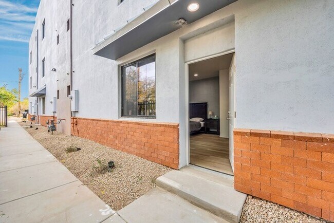 Building Photo - 834 S Farmer Ave