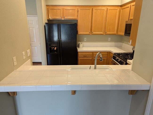 Building Photo - 3 Bedroom - 2.5 Bathroom Townhome in Scrip...