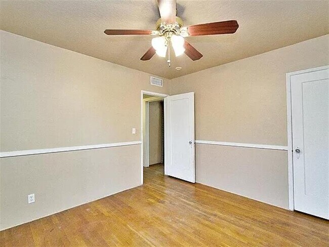 Building Photo - 2 bed/ one bathroom.