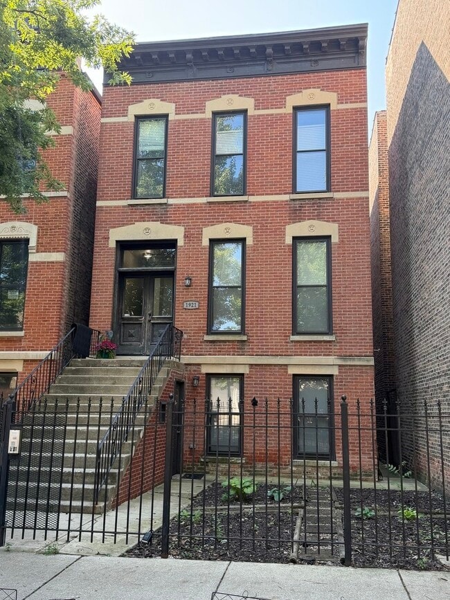 Building Photo - 1921 W Evergreen Ave