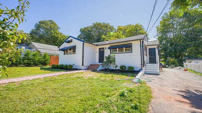 Building Photo - 25 Oakleaf Dr