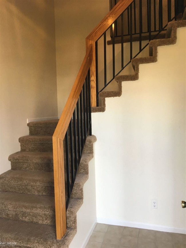 Building Photo - 5520 Pine Aires Dr