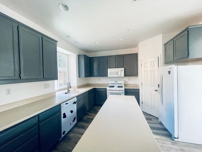 Building Photo - Stunning SOLAR Home with Heated Pool / Spa...