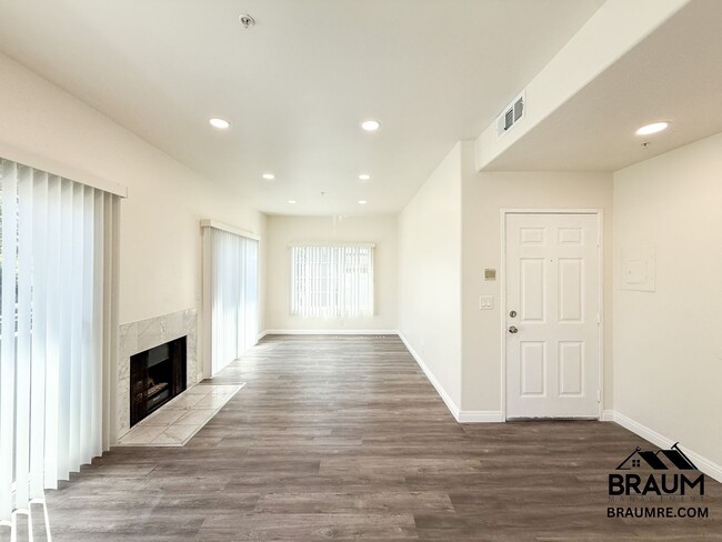 Building Photo - 11035 Moorpark St