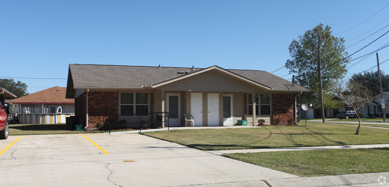 Primary Photo - Floral Acres Apartments II