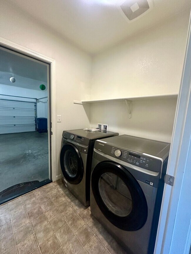 Building Photo - Spacious 3 Bedroom 2.5 Bath in HAYWARD!