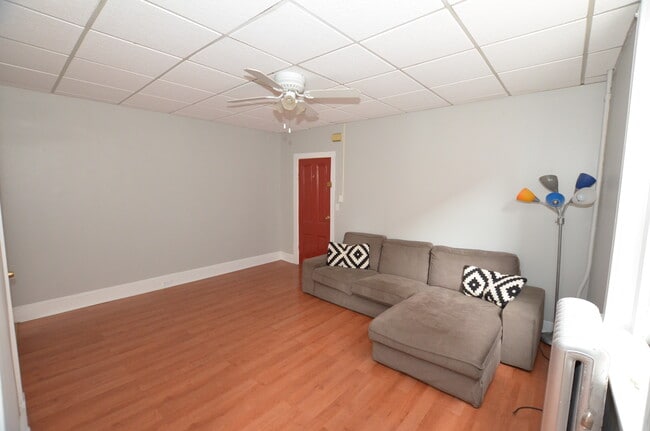 2R Livingroom - 3110 N Calvert St