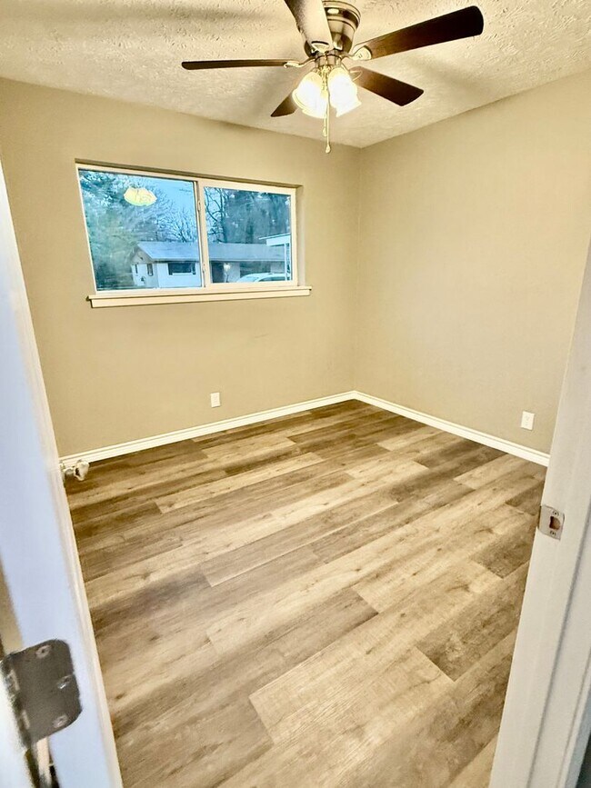 Foto del edificio - NOW AVAILABLE- 4/2 Completely Remodeled- Never Rented!