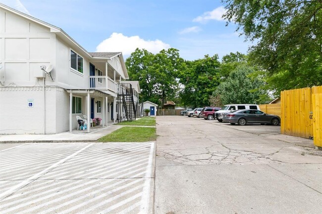 Building Photo - 1312 W Adoue St