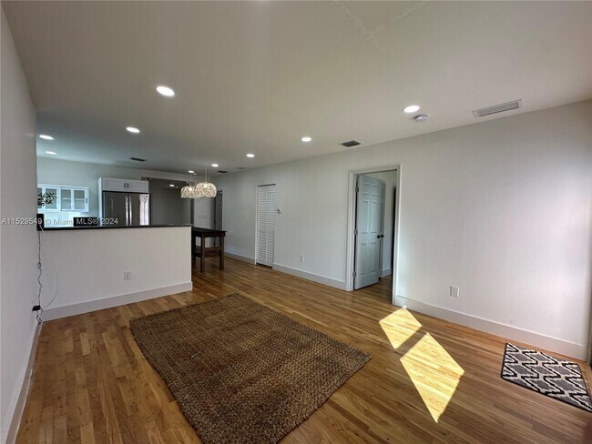 Foto del edificio - 281 NE 57th St