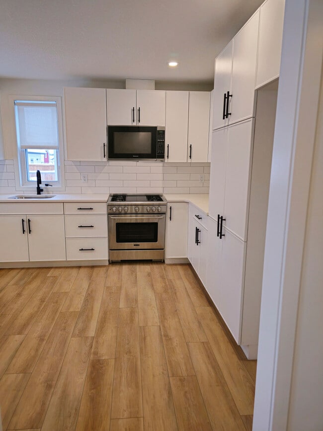 Photo du bâtiment - 12133-12146 46 St NW