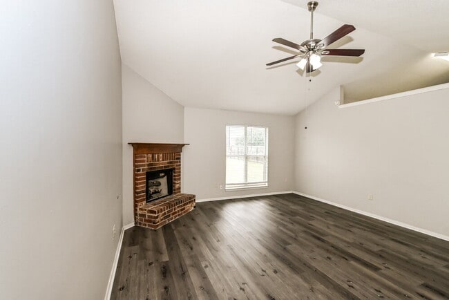 Building Photo - 6314 Oak Run Dr E