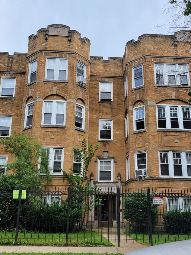 Primary Photo - 1645 W Chase Ave