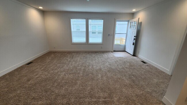 Building Photo - 3735 Pinoak St