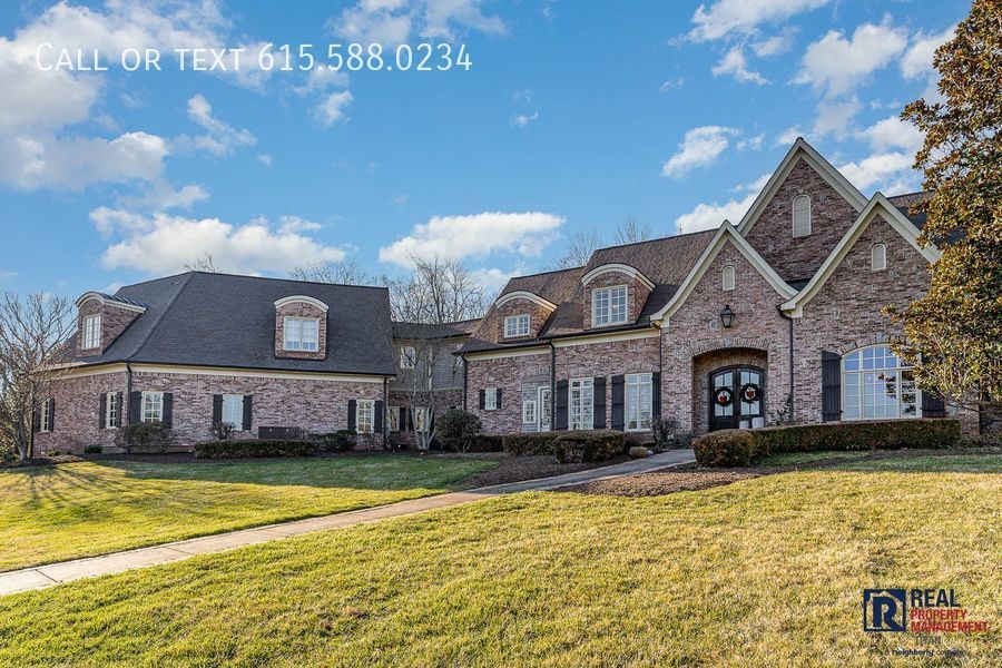 Foto principal - Stunning 5BR/8BA Luxury Home on 3.44 acres...