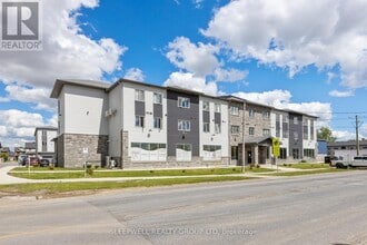 Building Photo - 979 N Russell Rd