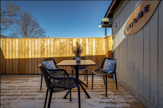 Building Photo - 1364 Queen St E