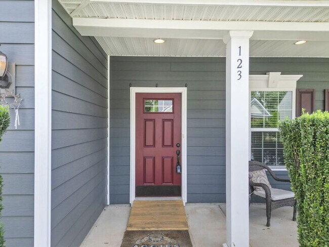Foto del edificio - Charming 4-Bedroom Retreat with Cozy Fireplace in Fountain Inn