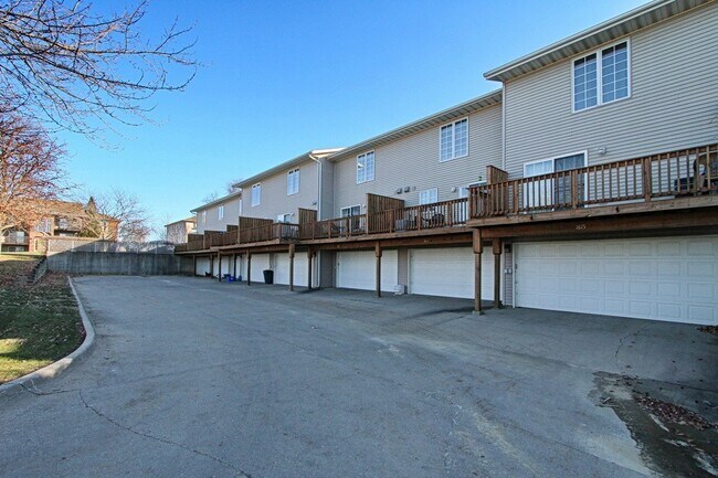 Building Photo - Large 2-bedroom condo on Iowa City's west side