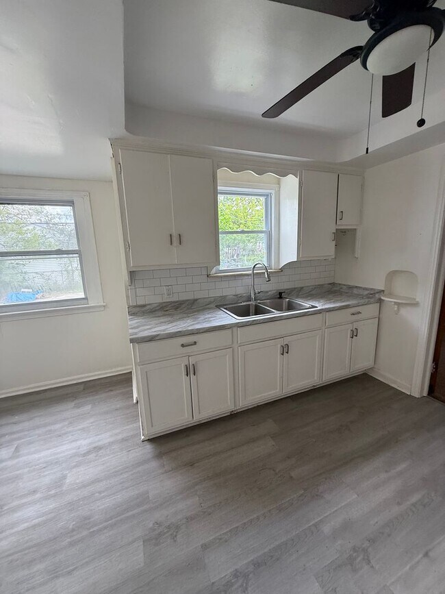 Building Photo - Lee/Harvard Single Home