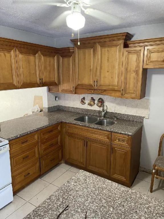 Foto del edificio - 2581 Garden Dr N Apt 203