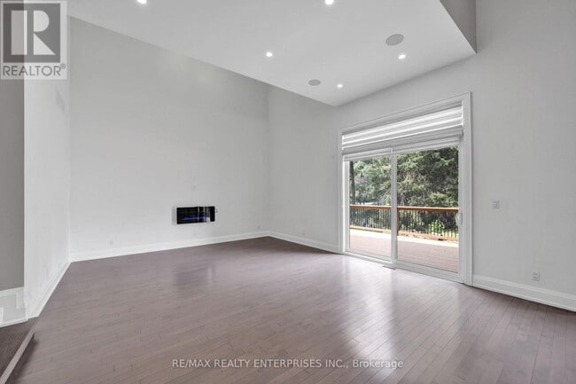 Photo du bâtiment - 1233 Lorne Park Rd