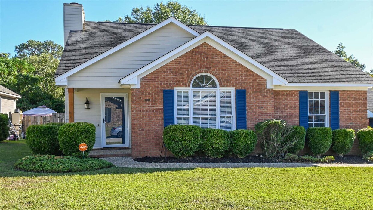 Foto principal - NE-Columbus-3 Bedrooms & 2 full Baths-Move...