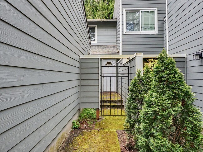 Foto del edificio - Spacious 2-Story Condo in a Quiet, Well-Located Community!