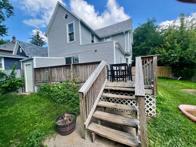 Building Photo - 4 Bedroom 2 Bathroom Fenced Moline Home