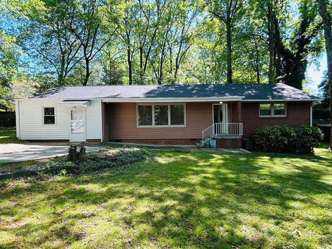 Primary Photo - Fabulous 3 bedroom 2 bathroom Ranch home i...