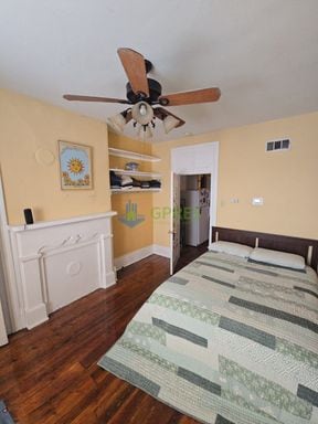 Building Photo - Amazing 2- bedroom 3rd floor apartment in the Southside must see!