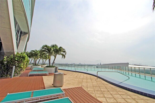 Foto del edificio - 888 Biscayne Blvd