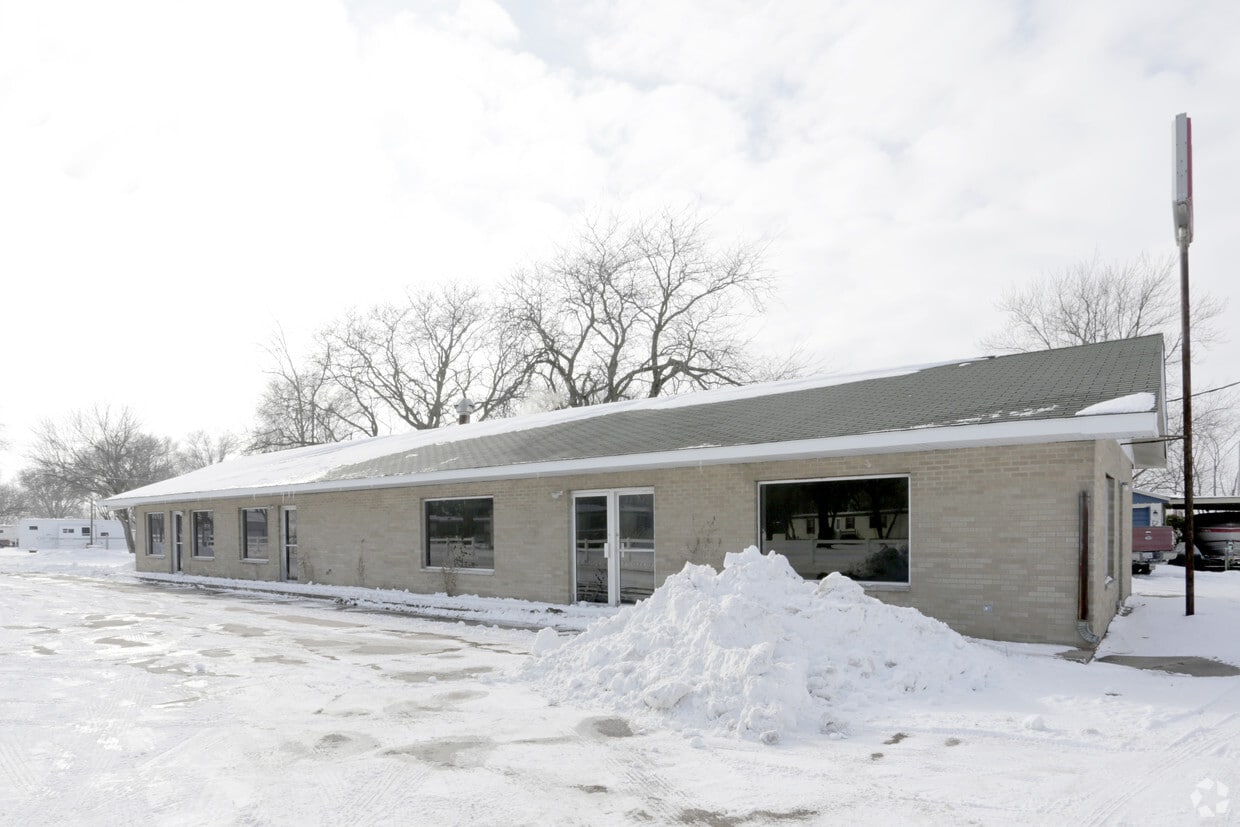 Building Photo - Lakeside Manor