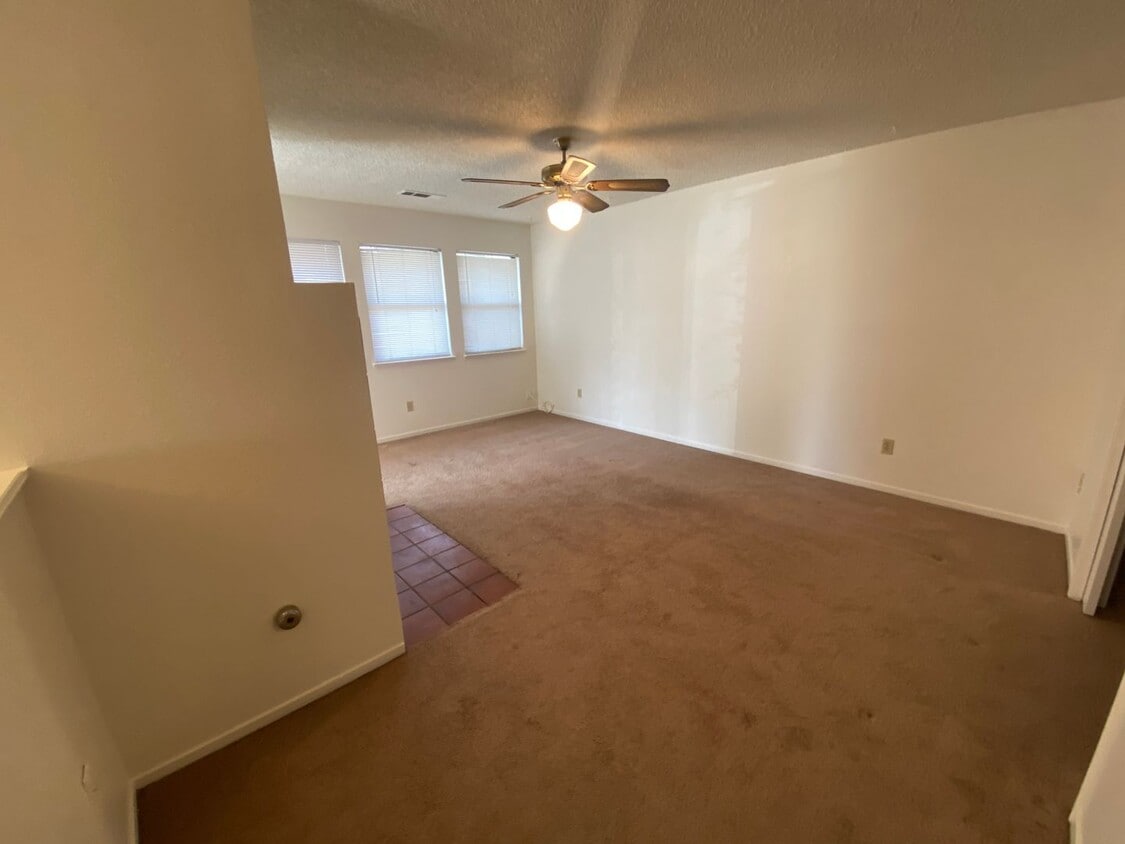 Building Photo - Available in Hanford! 3 bedroom, 2 bath Patio Home